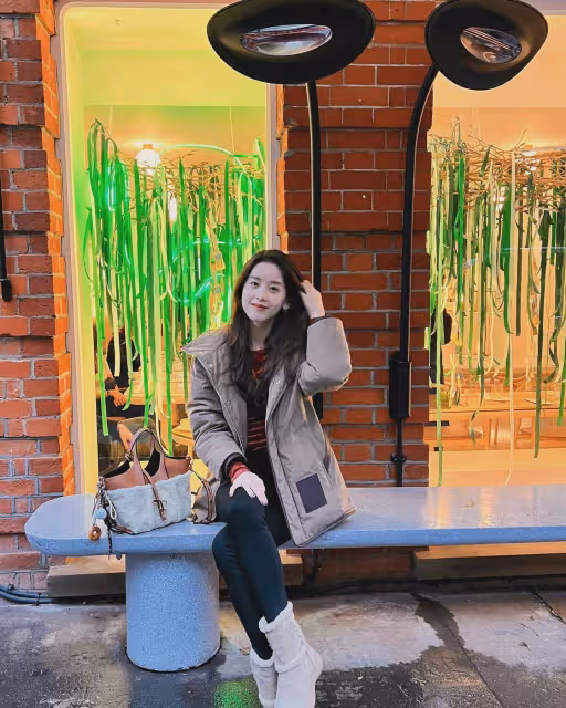 章澤天久違曬新年照,手上戴4個戒指,俏麗模樣越來越美