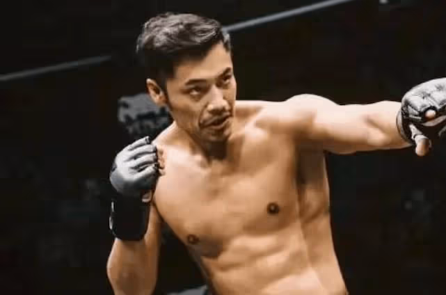 父親是央視名嘴,岳母是影后,他卻跑了20年龍套,40歲在家當奶爸
