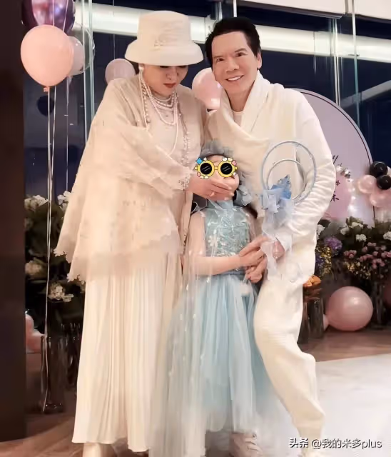 郭碧婷和婆婆慶生，Cora坐爺爺腿上，75歲向華強被孫女哄得好開心
