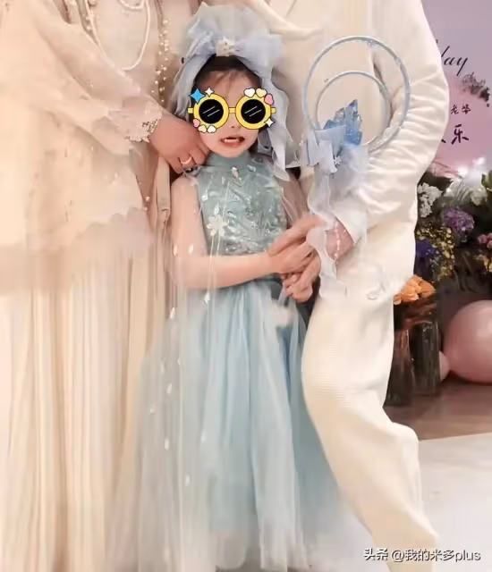 郭碧婷和婆婆慶生，Cora坐爺爺腿上，75歲向華強被孫女哄得好開心