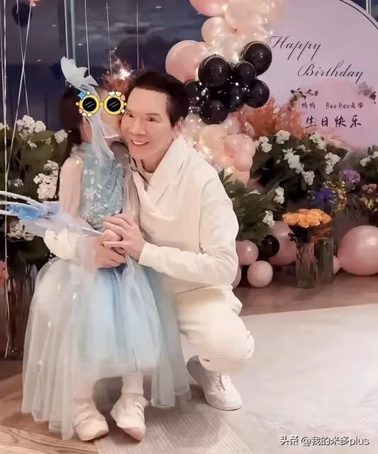 郭碧婷和婆婆慶生，Cora坐爺爺腿上，75歲向華強被孫女哄得好開心