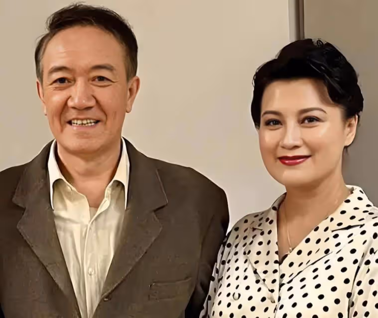 《亮劍》20年後，兩位演員遺憾離世，漂亮的「秀芹」低調嫁人
