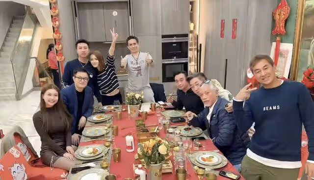 香港知名男星越老越帥,鬍鬚頭髮全白,身材健碩荷爾蒙爆棚