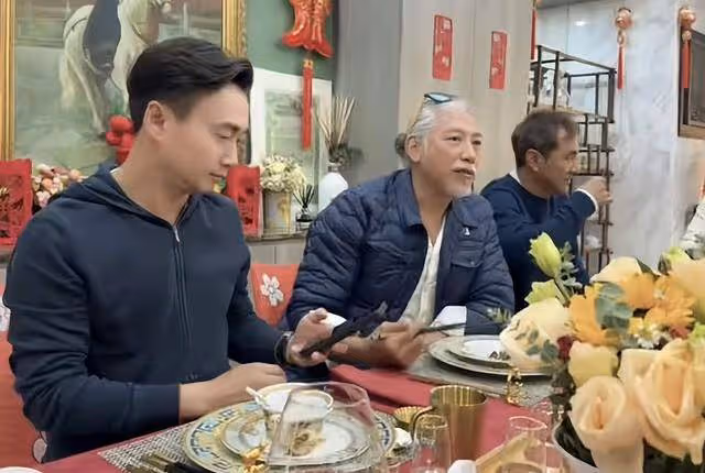 香港知名男星越老越帥,鬍鬚頭髮全白,身材健碩荷爾蒙爆棚