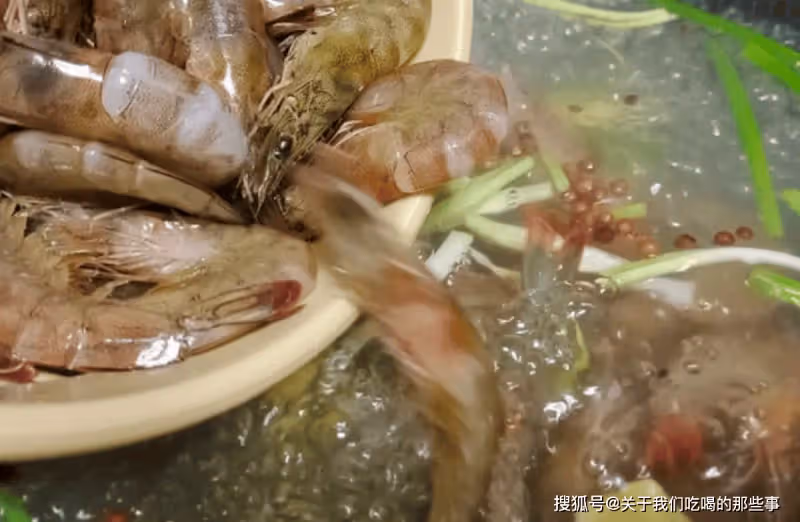 水煮蝦,開水下鍋還是冷水下鍋?教你正確做法,蝦肉鮮美Q彈不腥