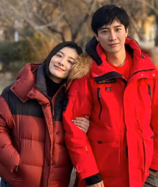 劉璇老公曬一家四口出遊照，倆兒女長得像媽媽，都是高顏值萌寶