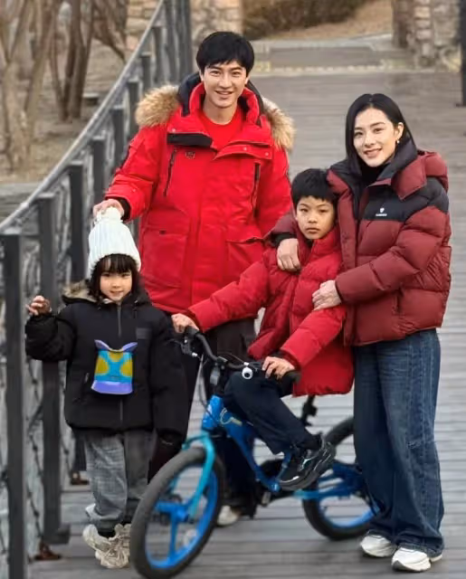 劉璇老公曬一家四口出遊照，倆兒女長得像媽媽，都是高顏值萌寶