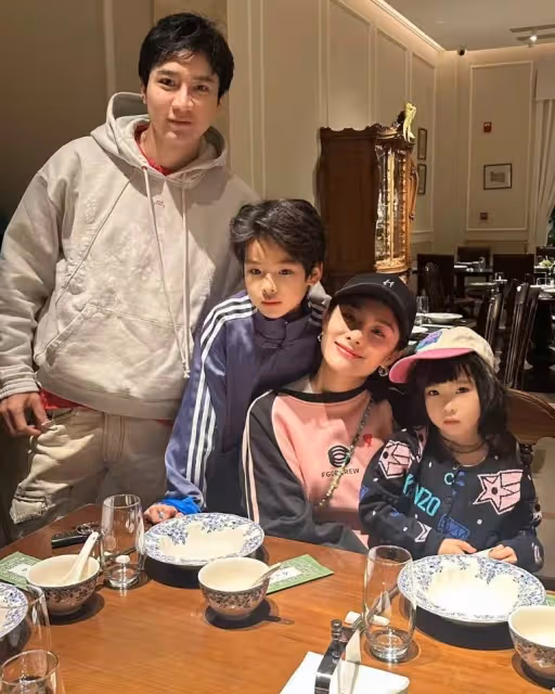 劉璇老公曬一家四口出遊照，倆兒女長得像媽媽，都是高顏值萌寶