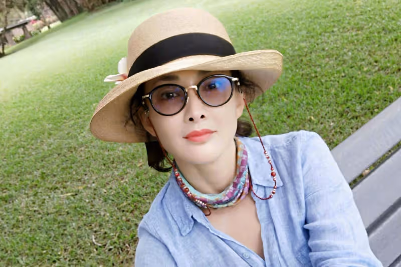 牛莉曬與丈夫合照,親自闢謠離婚,老戲骨也炒作?還被質疑整容