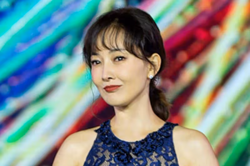 牛莉曬與丈夫合照,親自闢謠離婚,老戲骨也炒作?還被質疑整容