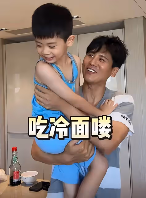 秋瓷炫一家5口同住北京新房,做飯先端給公公婆婆,於曉光享福了