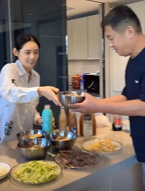 秋瓷炫一家5口同住北京新房,做飯先端給公公婆婆,於曉光享福了