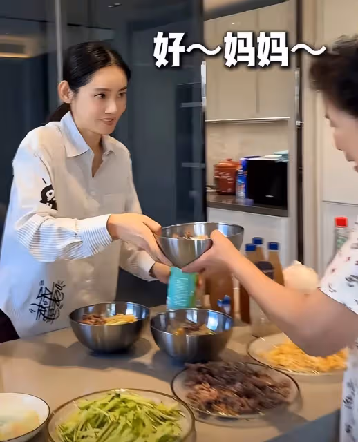 秋瓷炫一家5口同住北京新房,做飯先端給公公婆婆,於曉光享福了