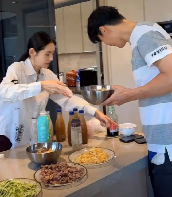 秋瓷炫一家5口同住北京新房,做飯先端給公公婆婆,於曉光享福了
