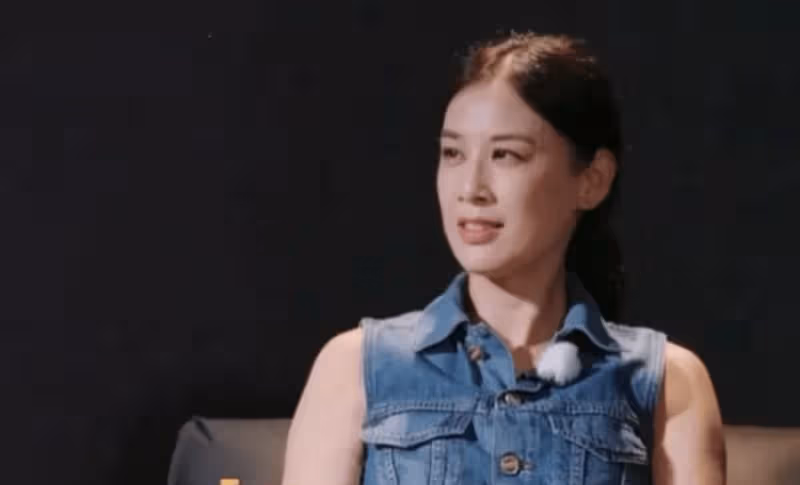 看到誓要追回黃聖依的楊子,才發現黃聖依離婚,離了個「寂寞」