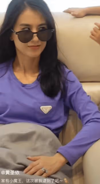 看到誓要追回黃聖依的楊子,才發現黃聖依離婚,離了個「寂寞」
