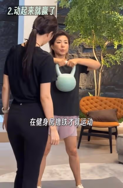 54歲李靜自曝瘦55斤,和21歲女兒一樣苗條,更顯年輕實現逆生長