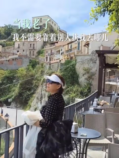 54歲李靜自曝瘦55斤,和21歲女兒一樣苗條,更顯年輕實現逆生長
