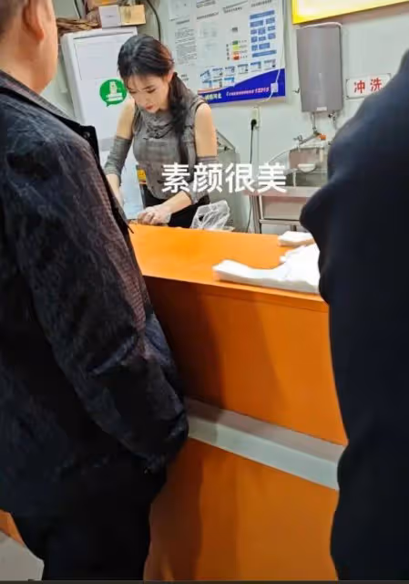 河北「驢肉西施」憑美貌走紅,顧客絡繹不絕,同行無奈:學不來