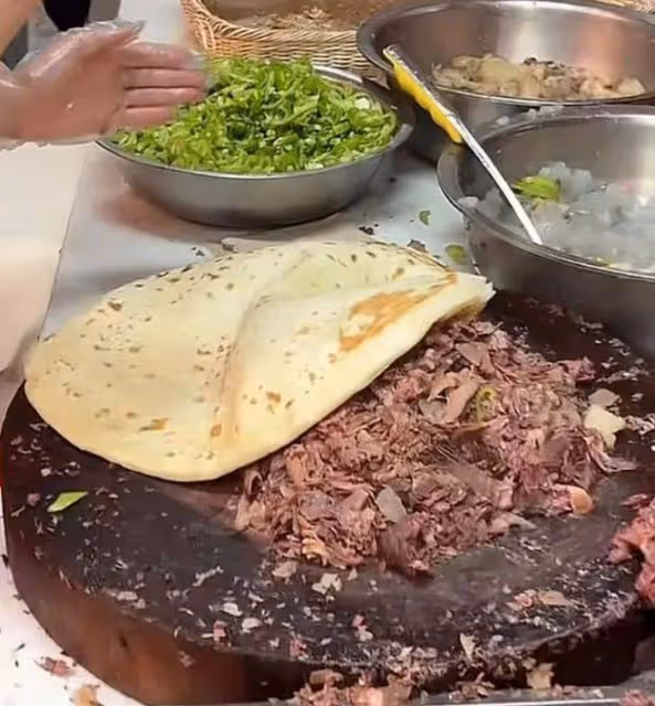 河北「驢肉西施」憑美貌走紅,顧客絡繹不絕,同行無奈:學不來