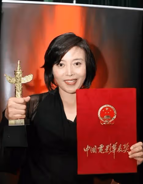 墮胎4次，婚內出.軌，兩次婚姻失敗，被小11歲孫紅雷甩，65歲丁嘉麗的覺醒讓人不忍直視