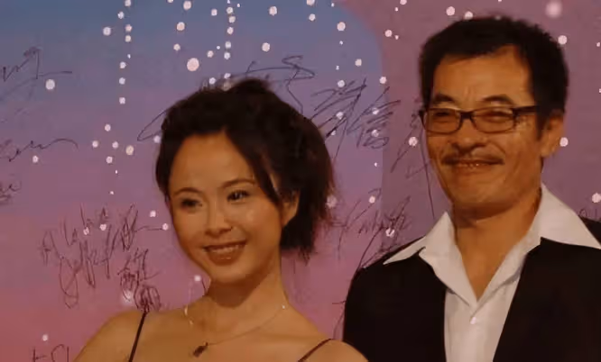 她19歲愛上「老渣男」,同居7年被甩,今45歲臉腫僵硬似蔡明
