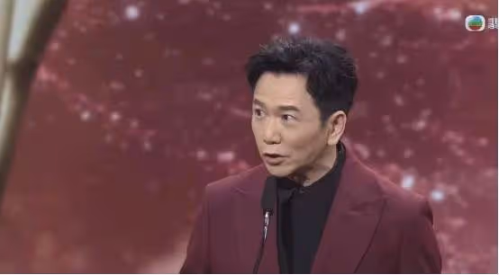 雙向奔赴!溫兆倫邵美琪10多年後再度合體,不管不顧直接送金