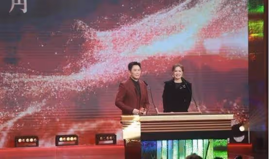 雙向奔赴!溫兆倫邵美琪10多年後再度合體,不管不顧直接送金