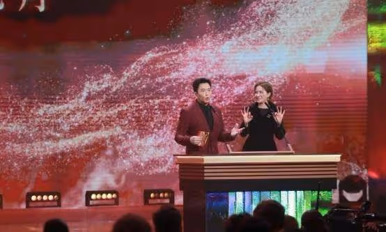 雙向奔赴!溫兆倫邵美琪10多年後再度合體,不管不顧直接送金