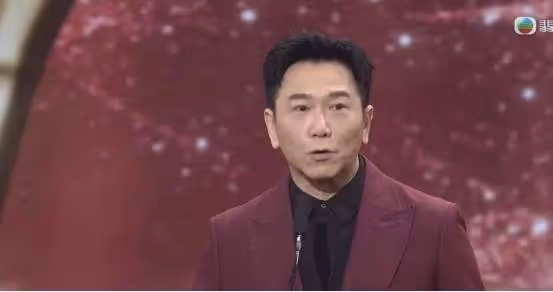 雙向奔赴!溫兆倫邵美琪10多年後再度合體,不管不顧直接送金