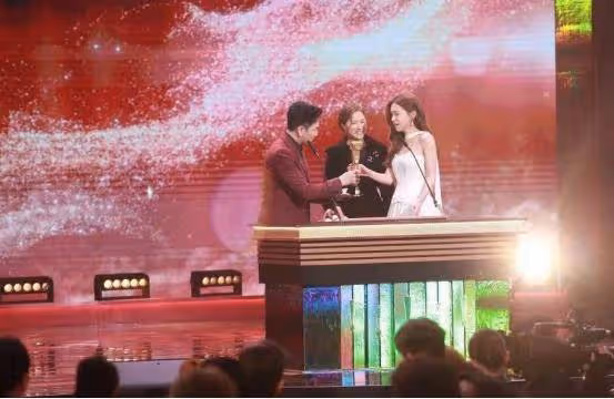 雙向奔赴!溫兆倫邵美琪10多年後再度合體,不管不顧直接送金