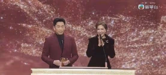 雙向奔赴!溫兆倫邵美琪10多年後再度合體,不管不顧直接送金