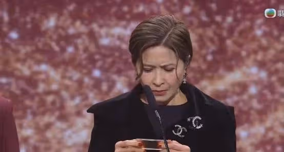 雙向奔赴!溫兆倫邵美琪10多年後再度合體,不管不顧直接送金