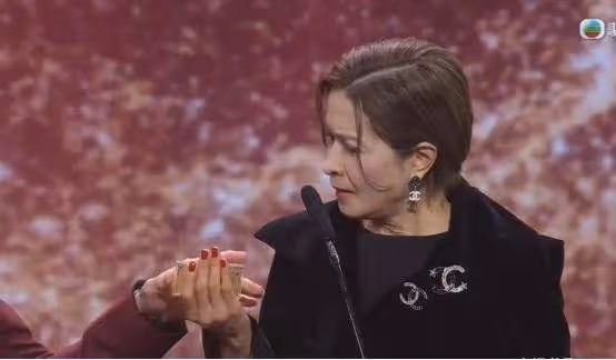 雙向奔赴!溫兆倫邵美琪10多年後再度合體,不管不顧直接送金