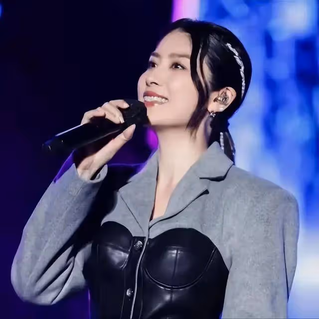天后陳慧琳內地出席活動,被贈真金花束,粉絲太熱情直接懟臉拍照