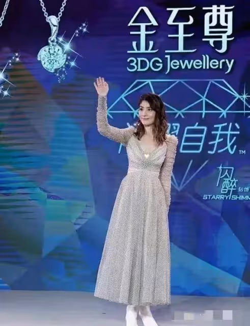 天后陳慧琳內地出席活動,被贈真金花束,粉絲太熱情直接懟臉拍照