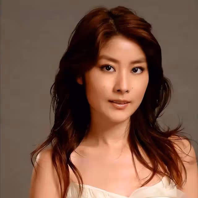 天后陳慧琳內地出席活動,被贈真金花束,粉絲太熱情直接懟臉拍照