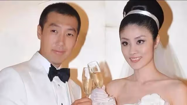天后陳慧琳內地出席活動,被贈真金花束,粉絲太熱情直接懟臉拍照