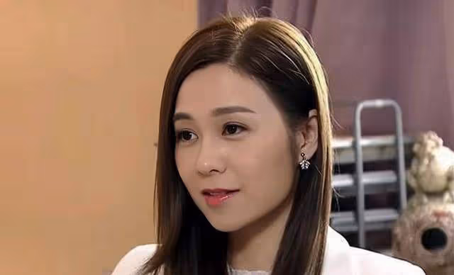 TVB前女星宣布和男友分手，離巢後陷經濟困難，到茶餐廳兼職斬雞