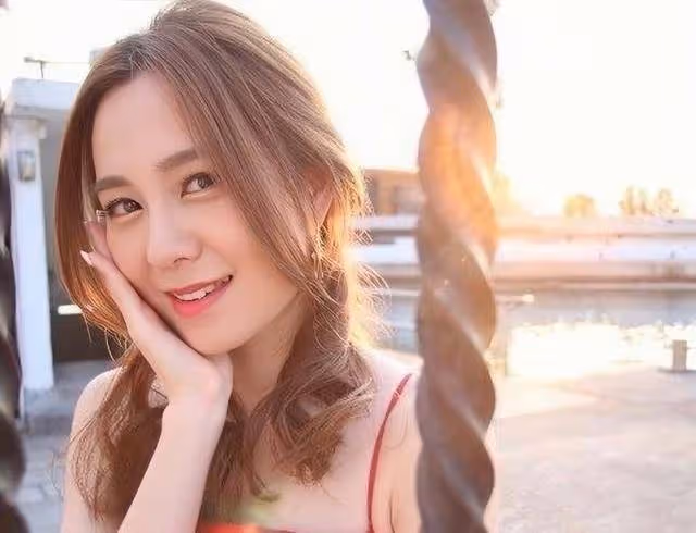 TVB前女星宣布和男友分手，離巢後陷經濟困難，到茶餐廳兼職斬雞