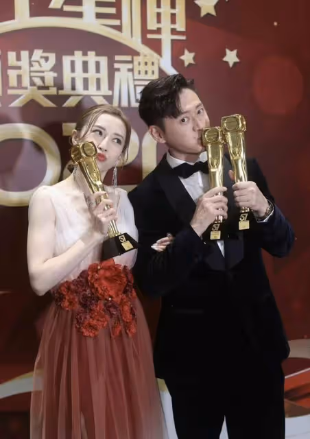 獲視帝好運加持?TVB新晉視後拿對方獎座合照即獲獎,實力遭質疑