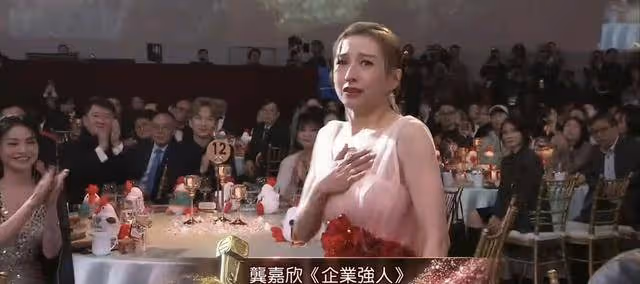 獲視帝好運加持?TVB新晉視後拿對方獎座合照即獲獎,實力遭質疑