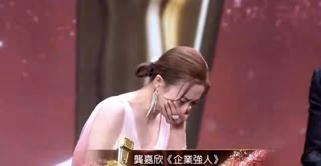 獲視帝好運加持?TVB新晉視後拿對方獎座合照即獲獎,實力遭質疑