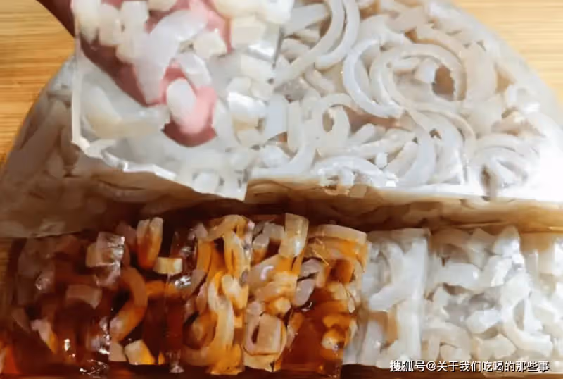 做豬皮凍,一斤豬皮放多少水?記住一個比例,皮凍爽滑Q彈,透亮