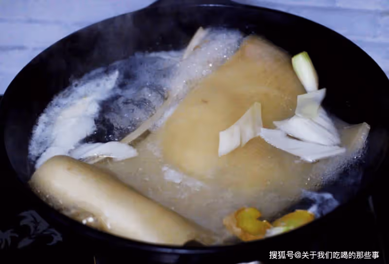 做豬皮凍,一斤豬皮放多少水?記住一個比例,皮凍爽滑Q彈,透亮