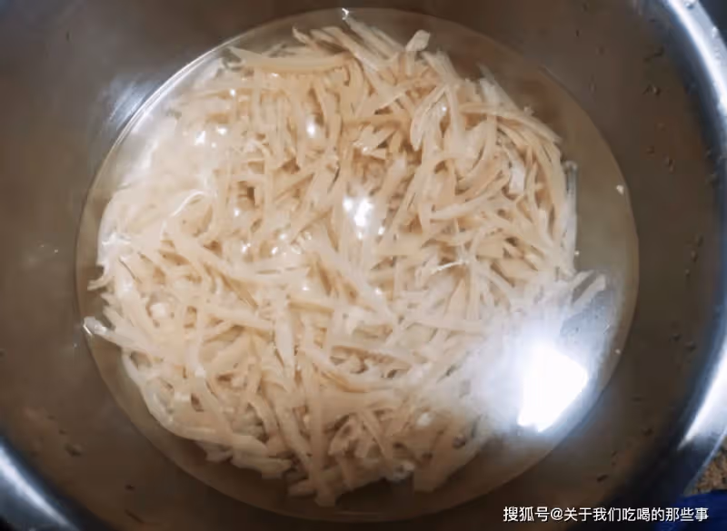 做豬皮凍,一斤豬皮放多少水?記住一個比例,皮凍爽滑Q彈,透亮