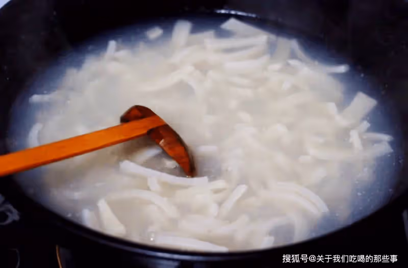 做豬皮凍,一斤豬皮放多少水?記住一個比例,皮凍爽滑Q彈,透亮