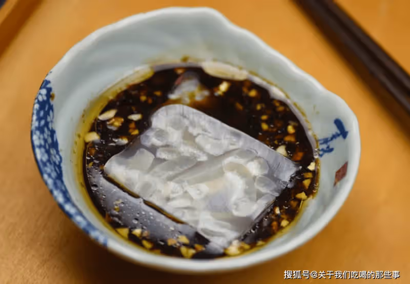 做豬皮凍,一斤豬皮放多少水?記住一個比例,皮凍爽滑Q彈,透亮