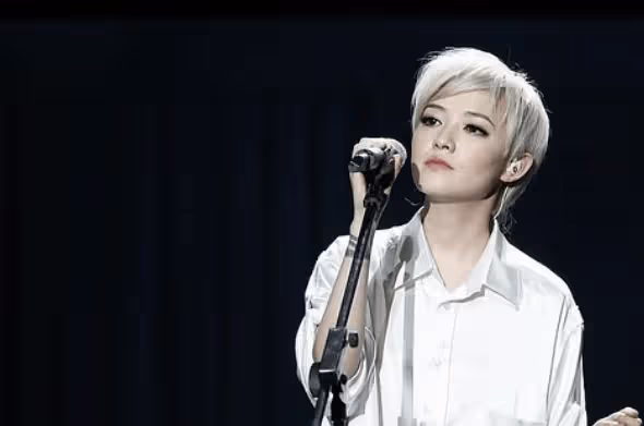 16年前,那個「決定不婚不育、割掉子宮」的31歲女明星范曉萱,如今後悔了嗎?