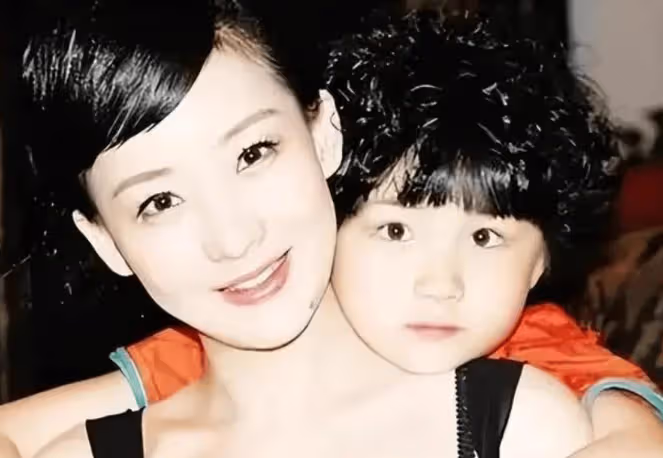 買寶瑤 : 女大十八變,父親孫楠閃婚9年終散場,演員夢又被繼母打碎